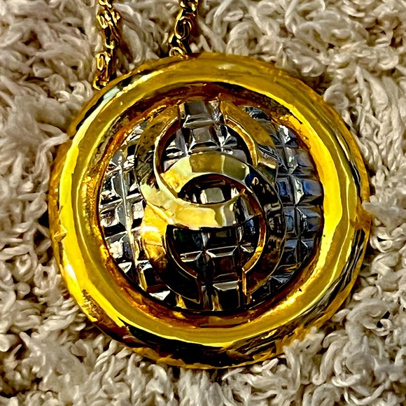 Vintage chanel necklace! Made with a Chanel clip-on earring! - Picture 3 of 11